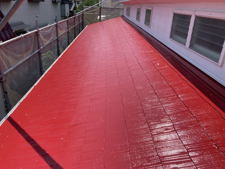 こだわり色の赤い屋根は3度塗りでツヤツヤ仕上げに！