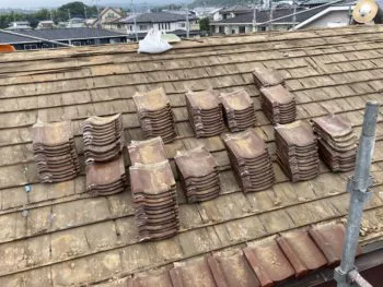 これでは雨が降れば、屋根の隙間から家屋に侵入してしまうため、防水紙を貼る準備をしていきます。