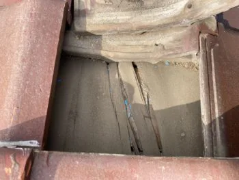 土台を保護する漆喰が一部剥がれており、内部に雨水が入りやすい状態になっていました。