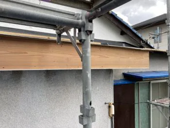 外壁との接合部分も劣化が見られるため、併せて改修することで、より長く安心して暮らせる屋根へと修理していきます。