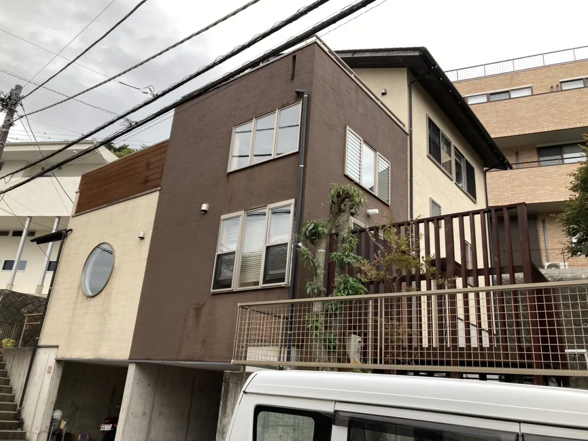 Vカット補修と塗装で外装全体を刷新、トータルコスト削減