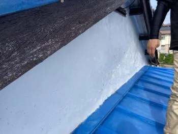 木材部分にも劣化による傷みや色褪せが見られます。