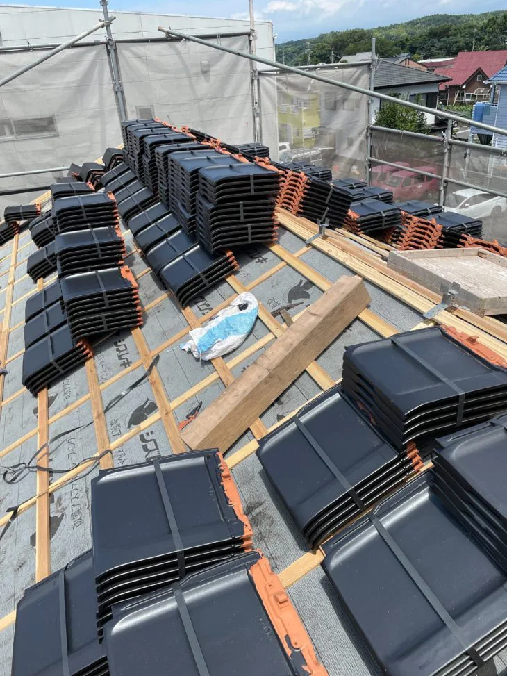 下地が完成したら、新しい瓦屋根を隙間を作らないように丁寧に設置していきます。