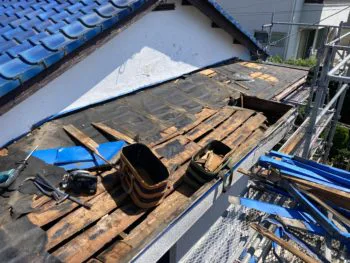まず最初に、既存の屋根材を取り外し、下地部分の状態をしっかりと確認し、必要な補修を行っていきます。
