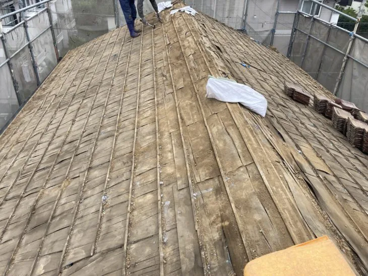 既存の瓦を取り外すと下地が露わになりましたが、本来あるはずの防水紙は風化してなくなっていました。