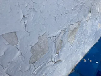 屋根と接合している外壁は剥離が進んでおり、メンテナンスも必要な状態でした。