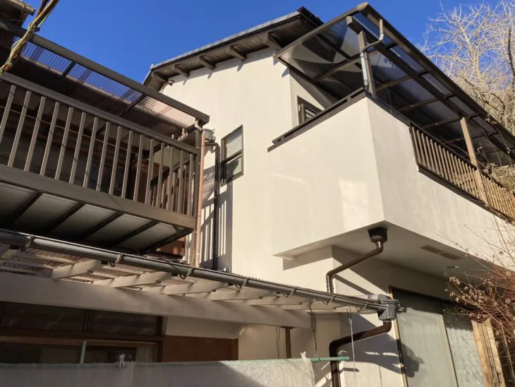 【伊豆の国市】人工的に雨を再現し原因を特定、防水補修と立平葺き屋根のカバー工法で雨漏りを解決