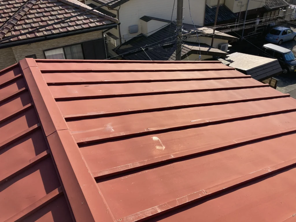 築40年以上経過したトタン板の屋根の状態です。過去に何度か塗装されています。