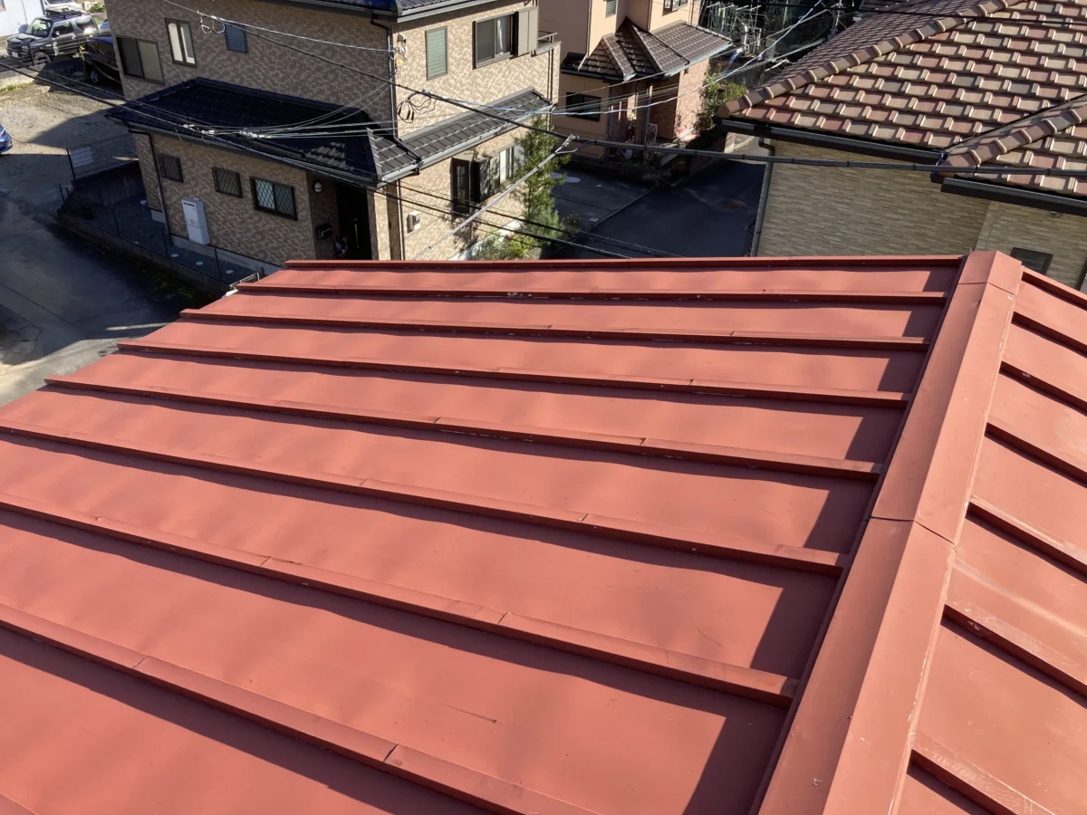 築40年のトタン屋根をカバー工法と塗装工事で強度と美観を改善