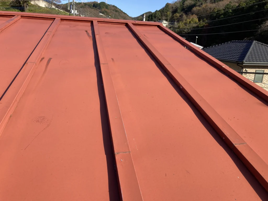 色褪せや塗膜の剥がれは見られますが、屋根材の腐食や雨漏りなどはありませんでした。