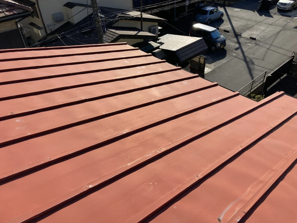 今後十数年を考えて、今回は塗装ではなくカバー工法で屋根の強度も上げたいとのご希望でした。