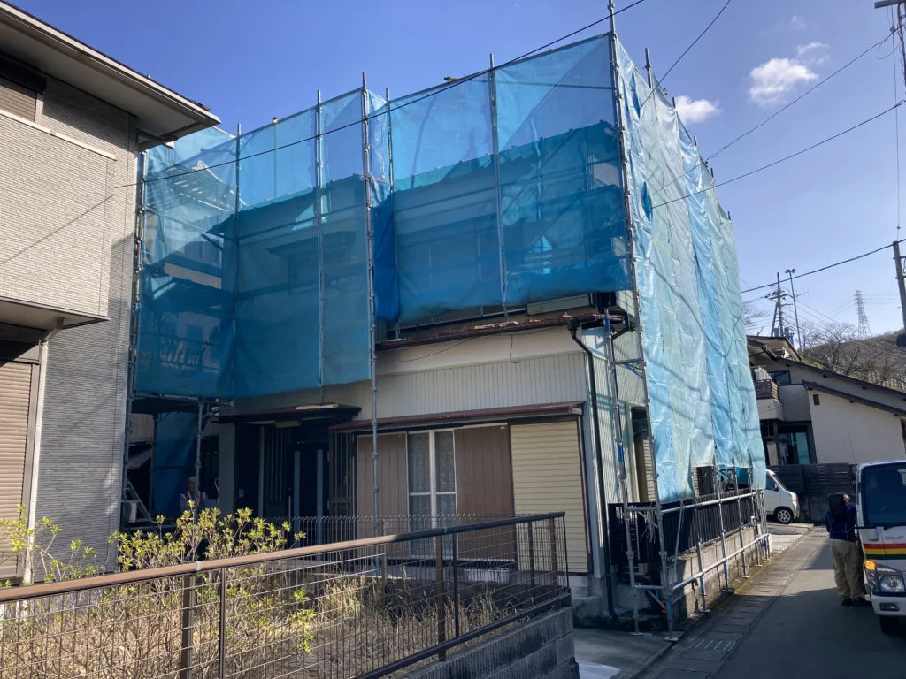 足場を架けました。高所作業になるので、足場とメッシュシートは必ず必要です。