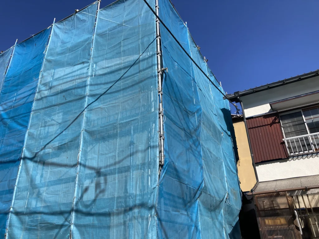 また、シートはある程度の風を遮ることができるので、職人が安定して作業に集中できます。