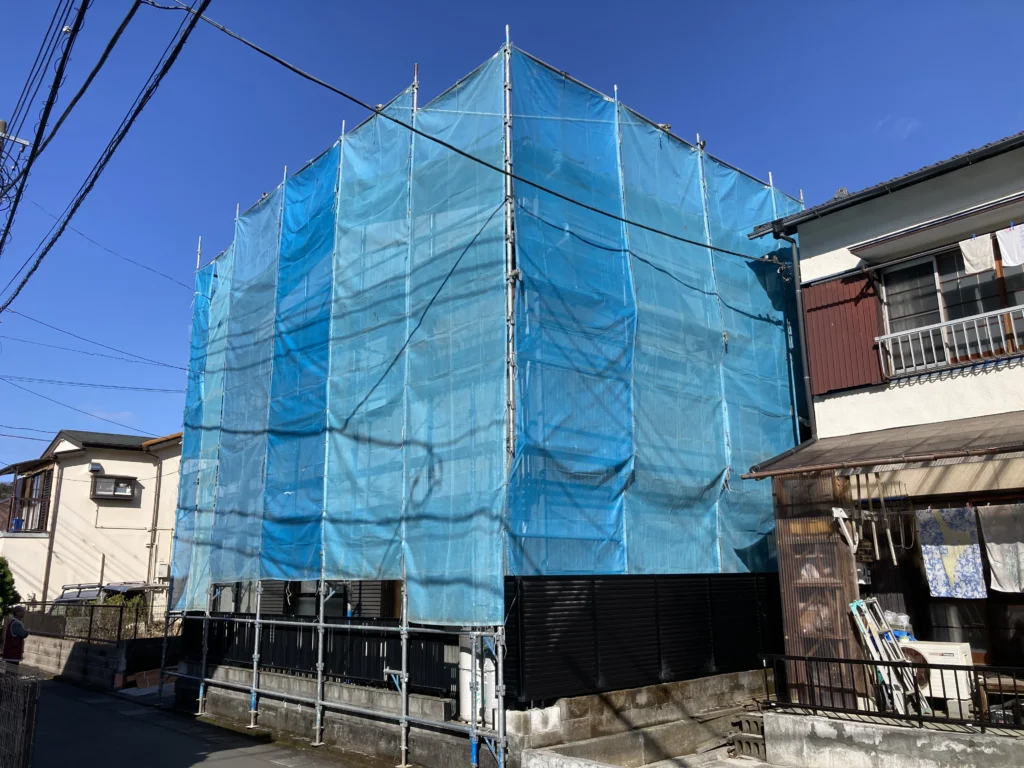 シートは塗料や粉塵の近隣への飛散防止や職人の転落リスクを低減する役割があります。