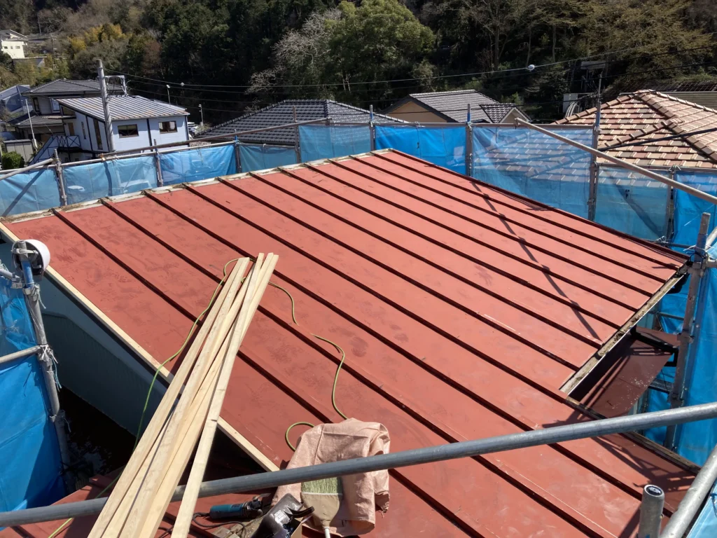 既存の薄い棟板金は、厚くなった新しい屋根にはサイズが合わず、被せることができないためです。