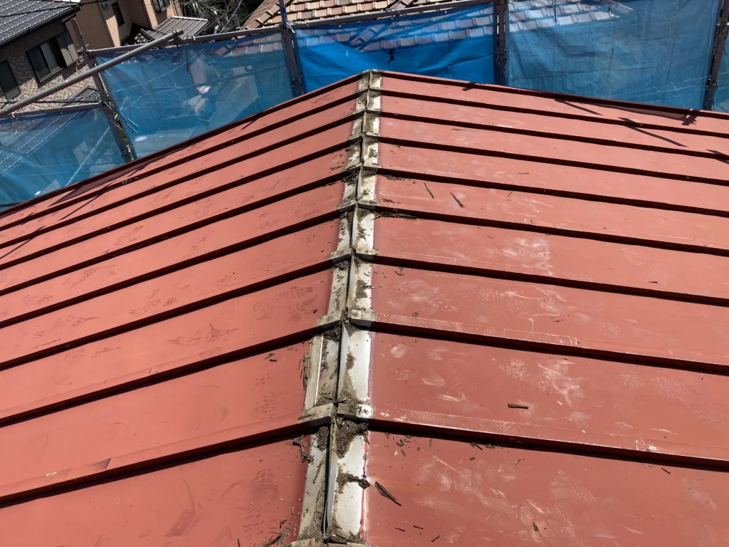 まず、既存の棟板金（屋根の一番頂点にあたる部分）は再利用できないので解体していきます。