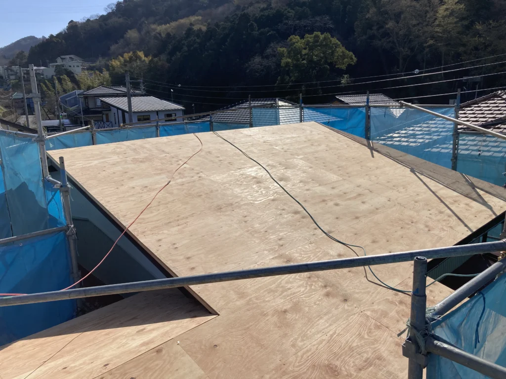 木材で勾配を整えて平滑にすることで、シートが下地にぴったりと密着し、雨水の侵入経路を完全に遮断できます。