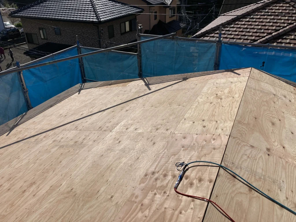 新しい屋根材を施工するために、今の凸凹した屋根を平にする必要があるので木材で勾配を調整していきます。