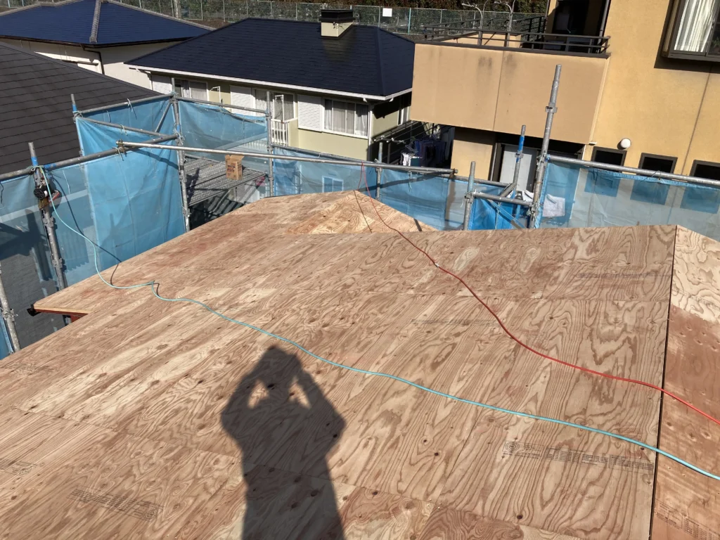 そのままだと、シートを張った際に角が当たって「破れ」が生じたり、浮き上がった部分に「隙間」ができたりします。