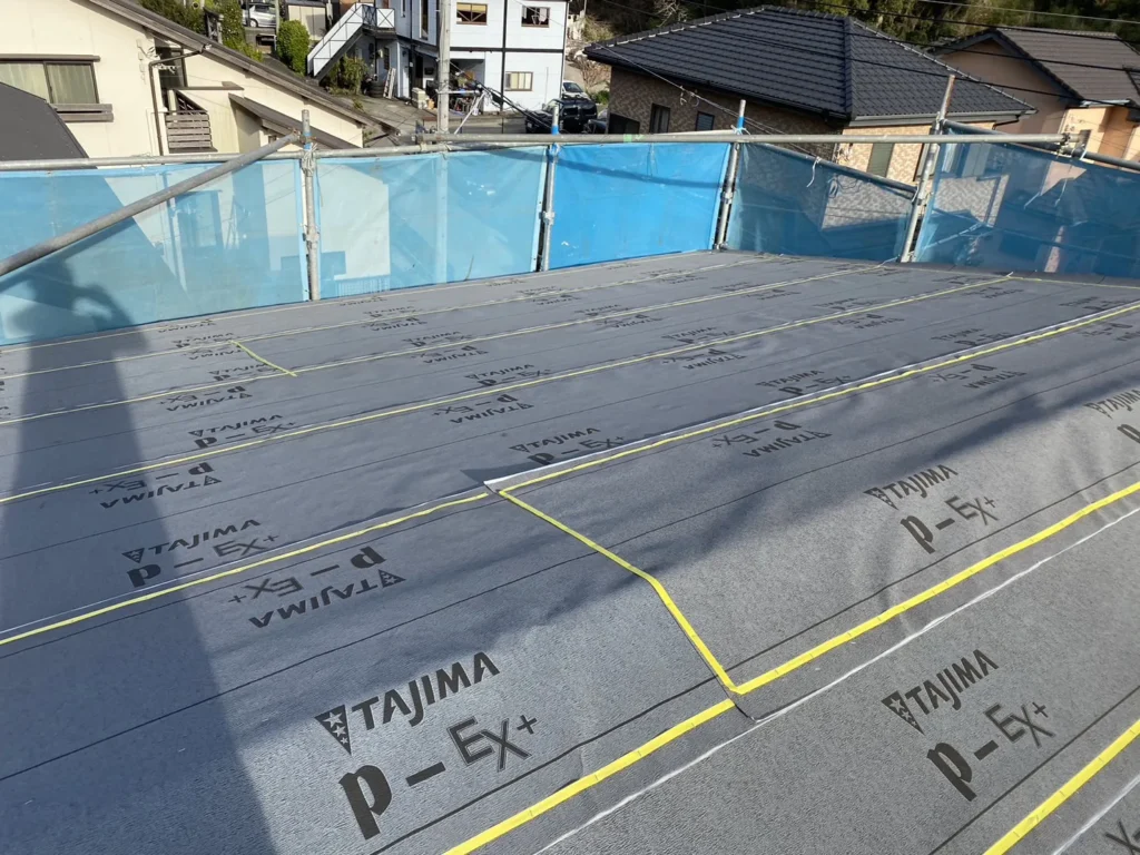 次は防水シートを貼っていきます。この防水シートのおかげで天井裏の雨漏りを防ぐことができます。