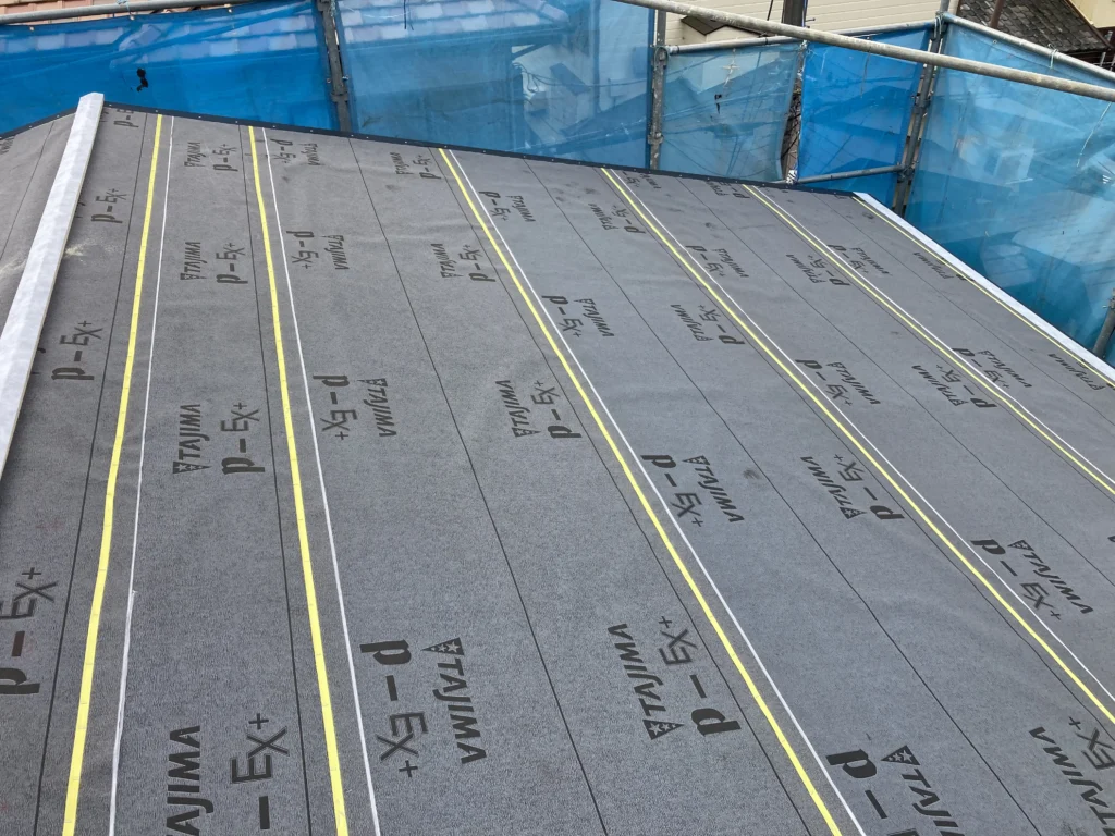 上のシートを下のシートに被せることで、雨水が重なり部分を飛び越えて下へ流れるようにするためです。