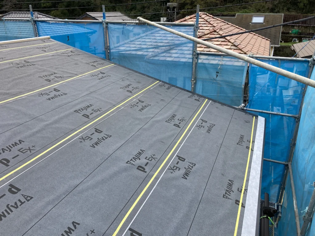 屋根の先端部分に水切り用の板金を取り付けることで、雨水を雨樋へ流し、屋根内部への浸入を防ぎます。