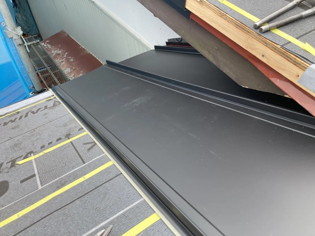 屋根カバー工法は1枚1枚、折ったり、切ったり、曲げたりと、現場で屋根材を加工して施工していきます。