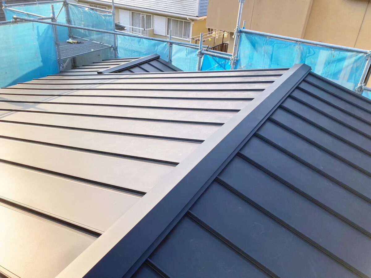 【函南町】屋根カバー工法と塗装工事で築40年以上のトタン屋根の強度を改善、新品のようにきれいで頑丈に
