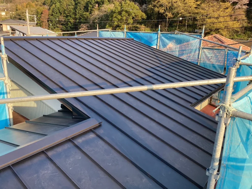 雨水の逆流を防ぐため「下から上」へ順に重ね、専用ビスで既存下地へ強固に固定。隙間なく密着させます。