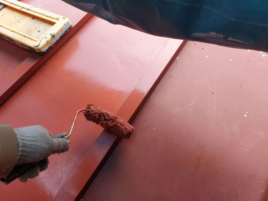 ケレン後はサビの発生を抑えるサビ止め塗料を塗装します。サビの原因となる水分と酸素を遮断します。