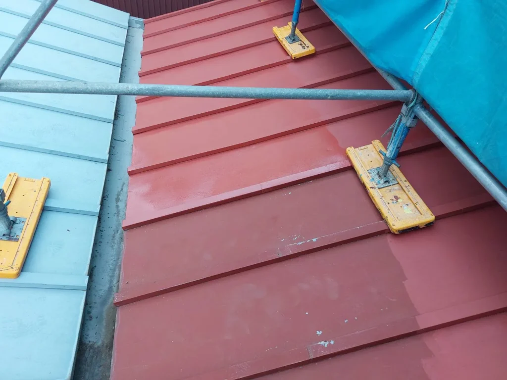 上塗り2回の計3工程で塗っていきます。サビ止めの上に塗ることで、上塗り塗料をしっかり定着させます。