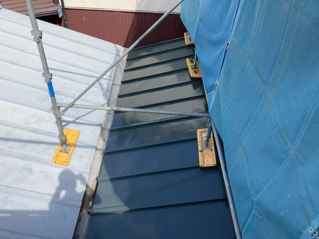 上塗り材「パーフェクトベスト」を2回重ね、十分な塗膜の厚みを確保。耐候性と耐久性、美しい光沢を仕上げます。