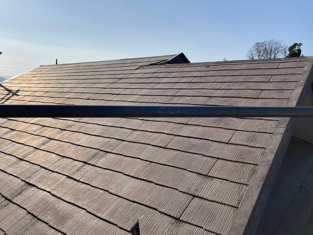屋根カバー工法で雨漏りのお悩みを解決、高耐久で美しい屋根に