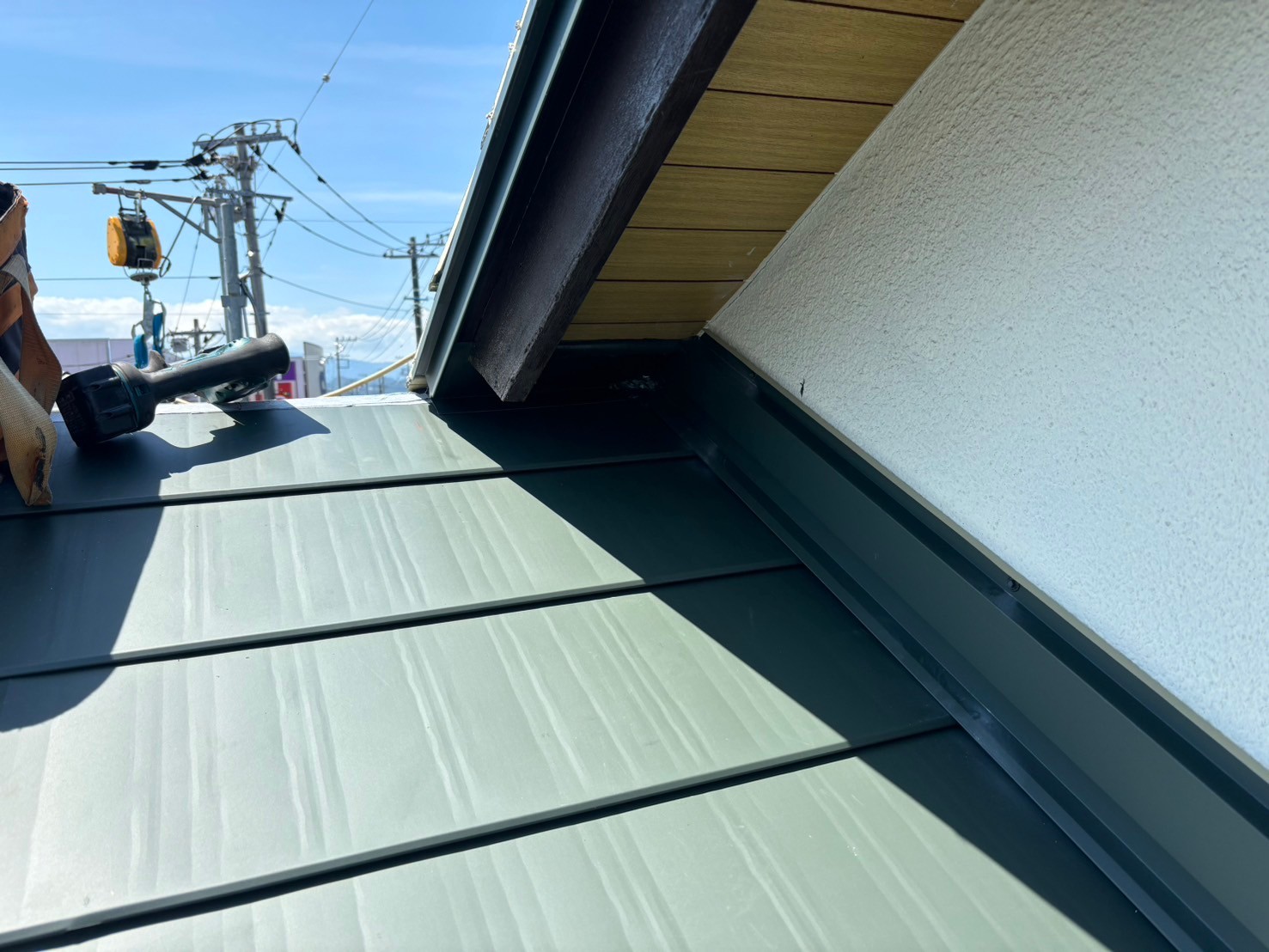 地震で家屋の倒壊を心配して重い屋根瓦から軽い屋根への葺き替え