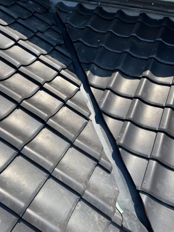 老朽化した谷銅板を入れ替え工事でリフレッシュ