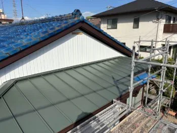 最後に新しい屋根材を施工していきます。雨漏りのリスクを大幅に低減し、長く安心して暮らせる住まいにします。