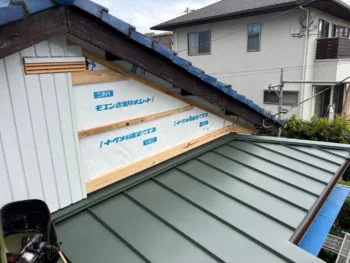 下地補修は新しい屋根を支えるための重要な工程です。耐久性に優れており、長期間にわたって防水性能を維持します。