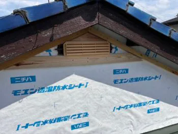 その後、防水シートを敷いていきます。水が下地へ到達する前にしっかりと遮断し、建物内部への浸水を防ぎます。