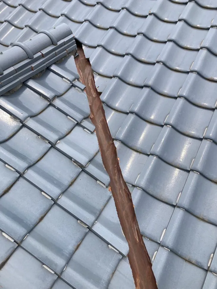 錆びた谷板金の交換で排水機能を改善し、雨漏りリスクを解消