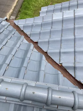 谷板金の端部や水が溜まりやすい箇所を中心にサビが広がっており、一部では塗膜の剥がれや変色も見られました。