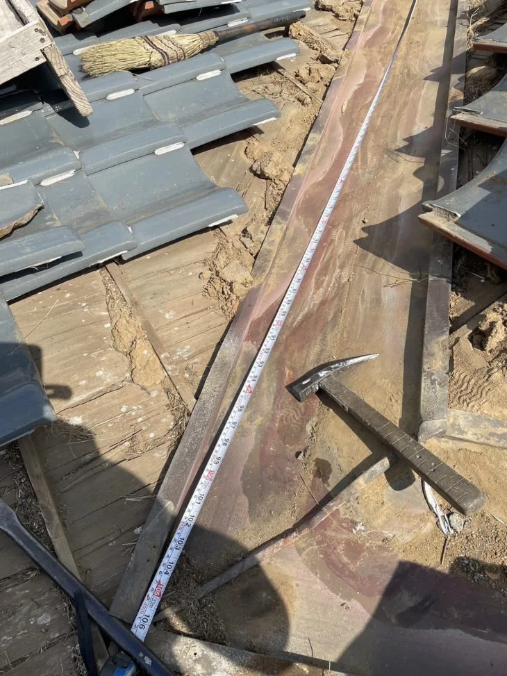清掃を行った後、新しい谷板金に入れ替えるために計測を行います。