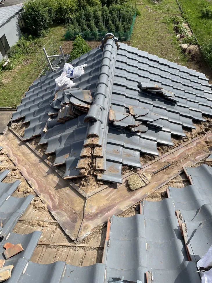 まず谷板金の周辺の屋根瓦を外して、古い谷板金を撤去していきます。