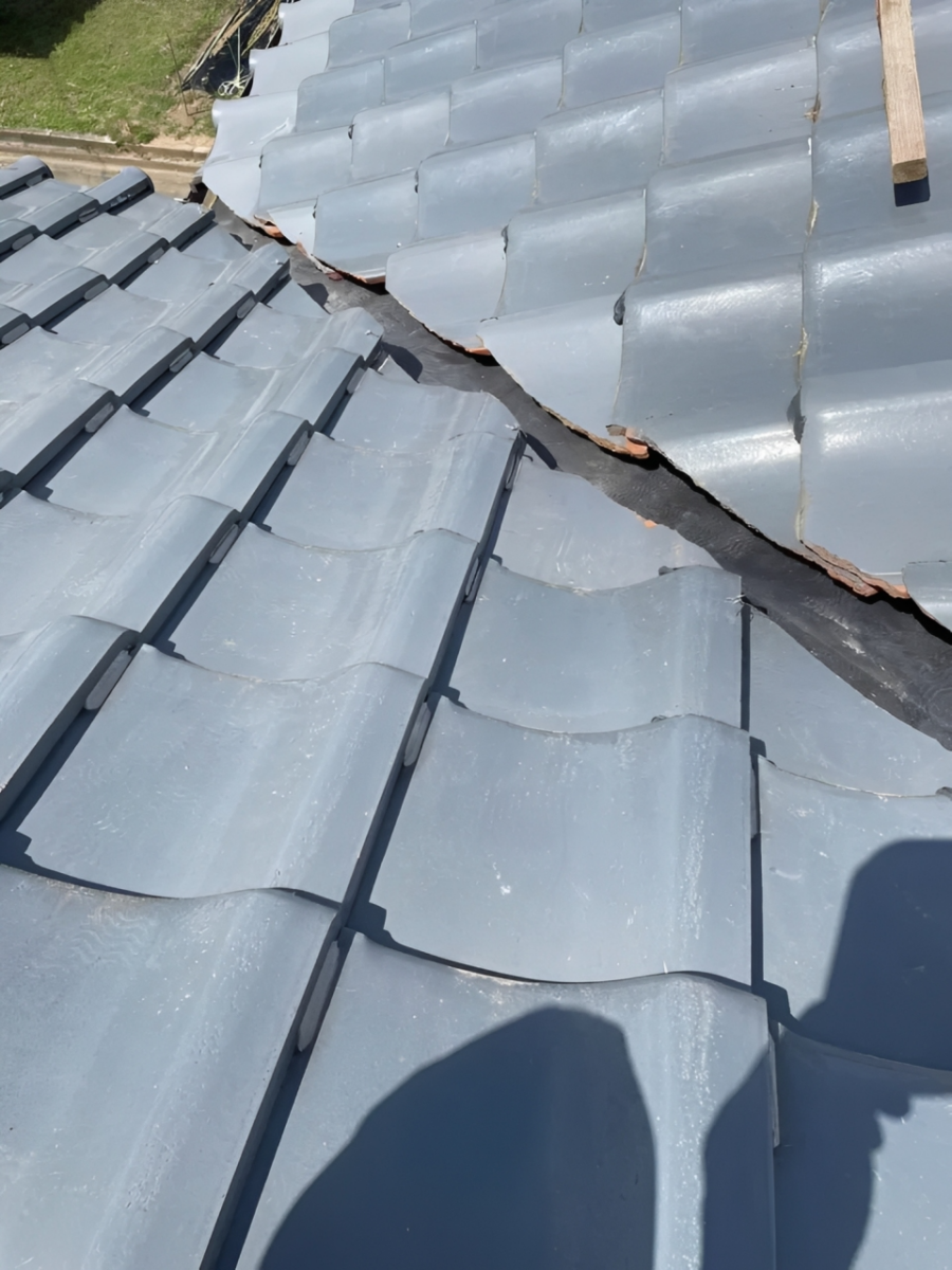 【伊豆の国市】錆びて劣化した谷板金を半日で交換、排水機能を改善し雨漏りリスクを解消