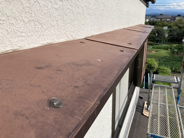 鳥が窓のひさし部分に穴を空けて巣作り！空いた穴の幕板板金巻き工事のご紹介