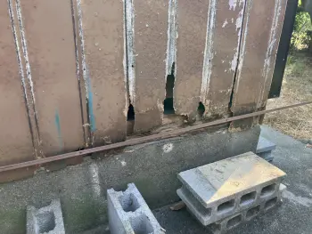 穴の周辺にも傷みが見られ、水分が入り込むことでの雨漏りが発生していました。