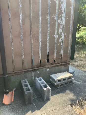 穴は小動物が入り込めるほどの大きさで、断熱材を食べられるなどの被害が発生する可能性がありました。