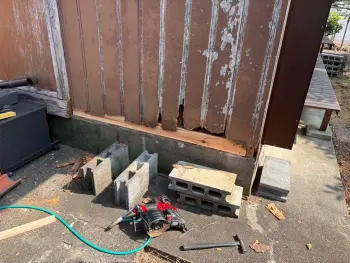 まず水切りを取り付けていきます。外壁を流れてきた雨水が、基礎や壁の内部に入り込むのを防ぎます。