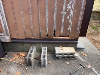 耐久性や防水性を高めるために、端部の見切りを取り付けていきます。