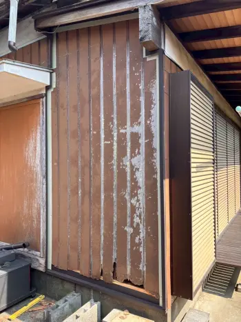 外壁の端部や取り合い部分に合わせて設置することで、仕上がりを整えるとともに、雨水の侵入を防ぐことができます。