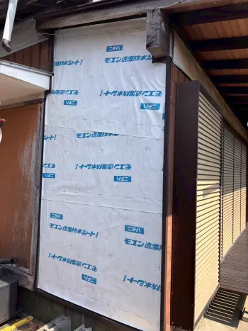 透湿防水シートを貼っていきます。雨水の侵入を防ぎながら湿気を逃がす役割があり、内部の劣化を防ぎます。